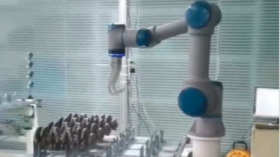移动协作机器人配合工业机器人曲轴无序抓取和转运-中科新松