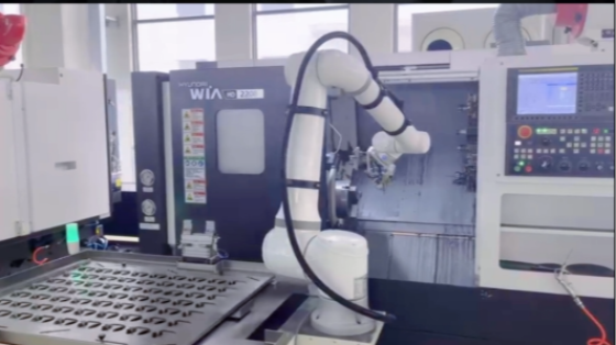 艾利特机器人用于金属加工行业热流道零件机床上下料