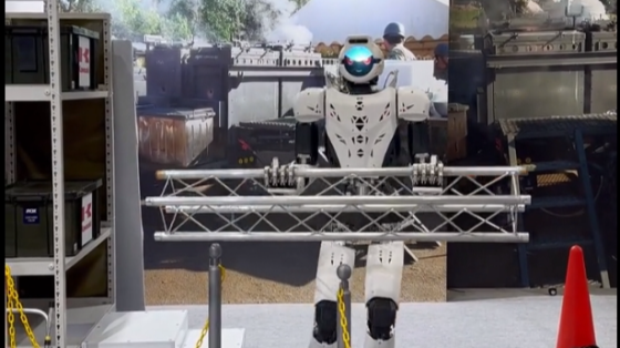 川崎人形机器人-东京机器人展--展示托举+搬运+窄道侧面行走