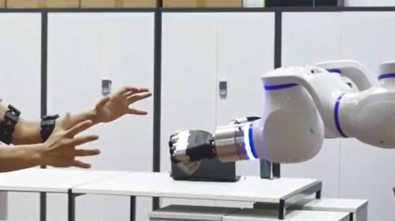 新松双臂机器人DSCR3人机互动