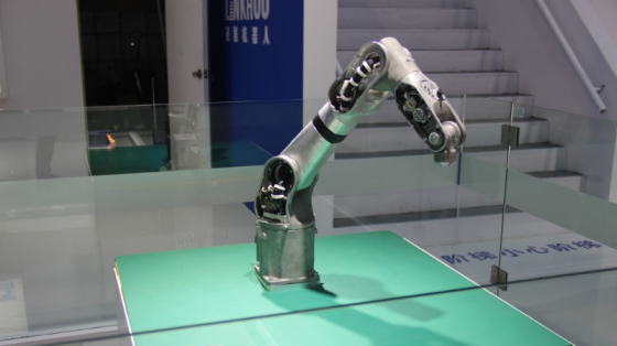 2019工博会_灵猴七轴工业机器人展示