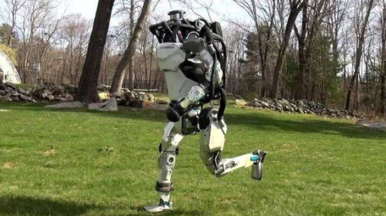 波士顿动力系列：Atlas机器人在田野间跑步