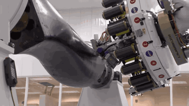 航空碳纤维零部件 居然是机器人制造的_工业机器人-人