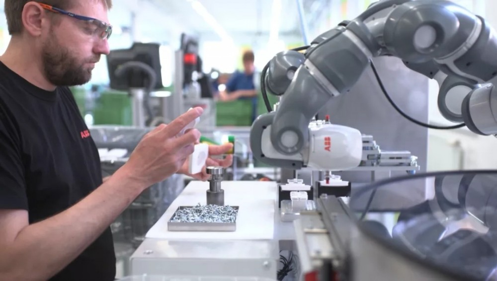 YuMi机器人在ABB捷克工厂生产插座