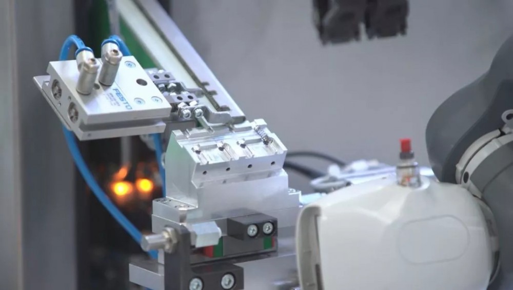 YuMi机器人在ABB捷克工厂生产插座