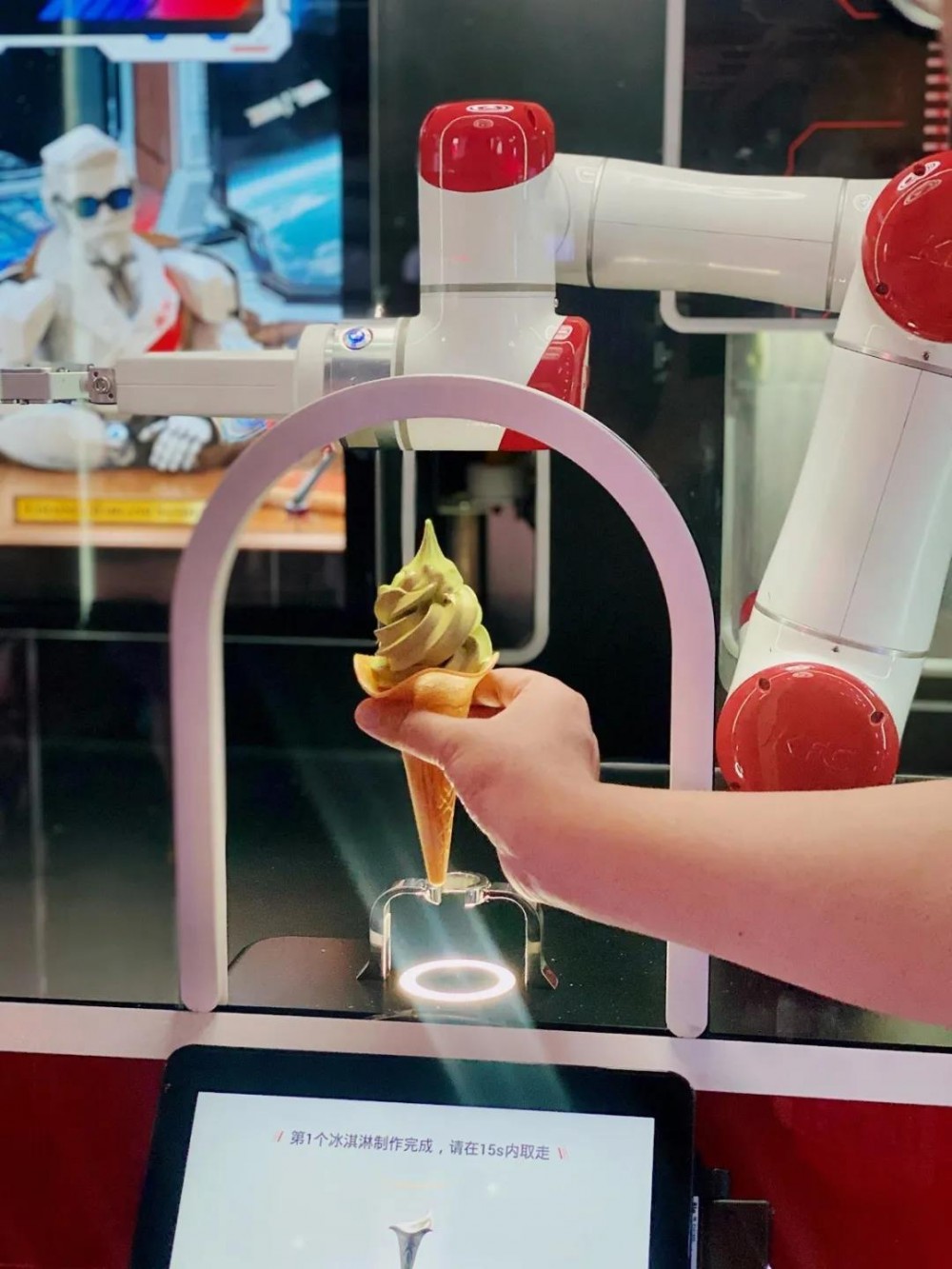 以上可爱的冰淇淋机器人,你猜它的名字是什么?