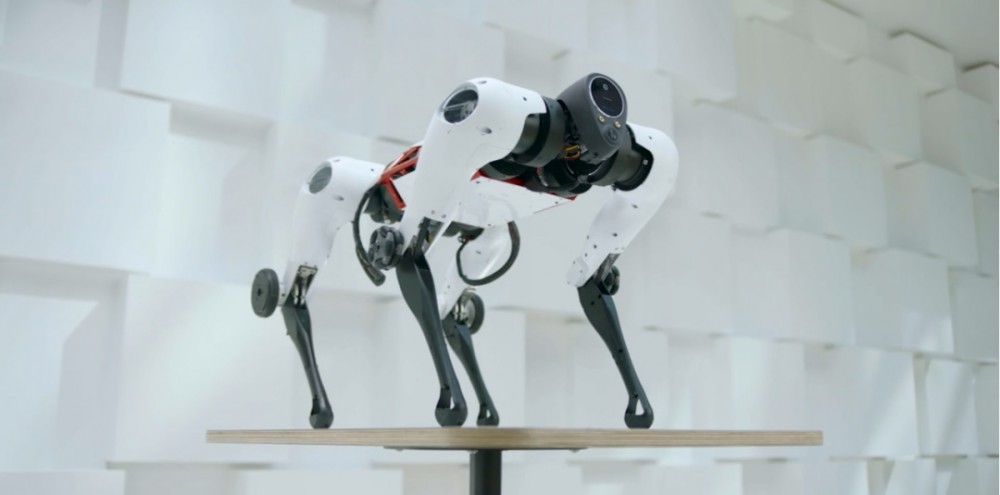名为机器狗Max，腾讯正式发布首个软硬件全自研的多模态四足机器人