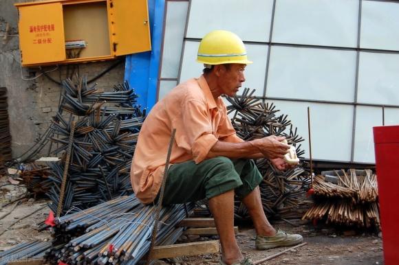 工地机器人正式“上岗”，这些工人将失业，建筑工人会被淘汰吗？