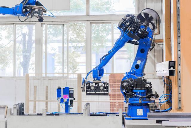 在新一轮科技革命背景下，中国在制造业产业逐步引入工业机器人