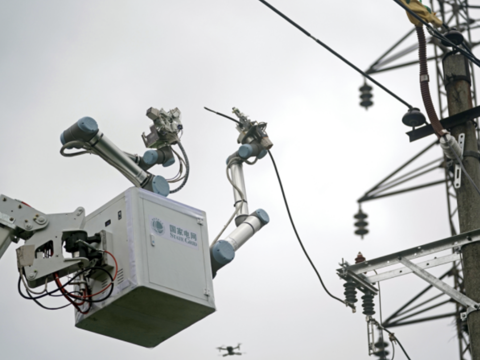 机器人高空带电作业，操作人员地面远程控制更安全更精准了