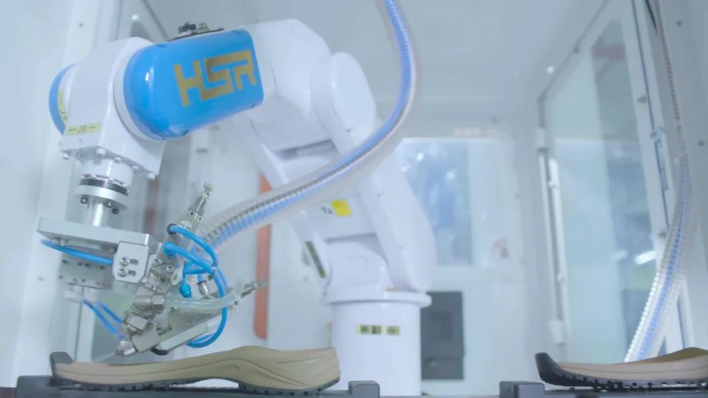 华数机器人制鞋智能成型解决方案，打破传统制鞋业困局