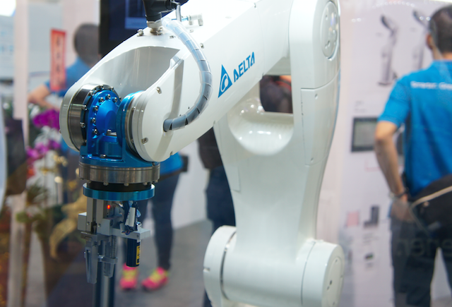 台达首次发布的六轴垂直多关节机器人，腕部采用中空设计