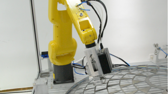 富唯智能机械工程师对机器人夹爪进行安装中
