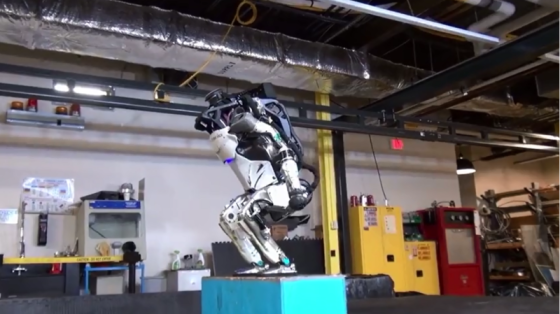 波士顿动力系列：Atlas机器人展示后空翻