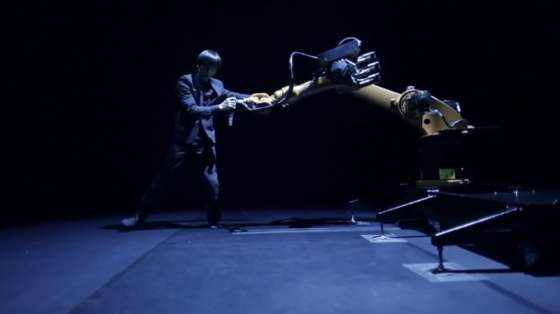 人机舞蹈：黄翊与库卡机器人合作演绎绝美舞蹈