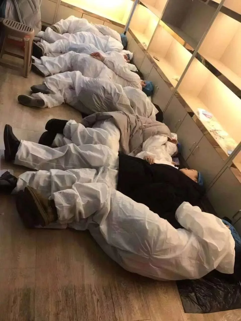 防疫人员睡觉的照片图片