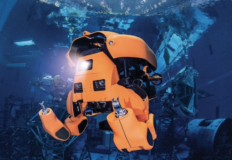新型水下机器人30秒转换成人形完成深海任务